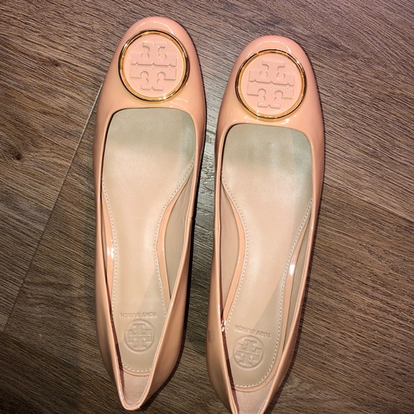 Tory Burch Shoes - NEW!! Tory Burch Twiggie Flats in Light Oak